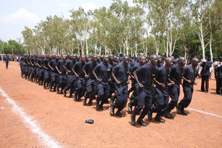 DÉBUT DE LA FORMATION MILITAIRE POUR UNE CENTAINE D'AGENTS DES DOUANES